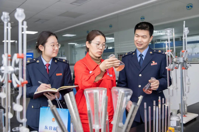 稅助發(fā)展向新進(jìn) 稅宣春風(fēng)更宜人<br><br>近來，各省市稅務(wù)部門緊扣“稅助發(fā)展向新進(jìn)”主題，聯(lián)合企業(yè)技術(shù)咨詢服務(wù)專家團(tuán)隊(duì)，深入各類技術(shù)創(chuàng)新企業(yè)，帶來了溫暖的“稅宣春風(fēng)”。稅務(wù)干部以講解稅收優(yōu)惠為中心，面對(duì)面、實(shí)打?qū)嵉鼗貞?yīng)新興科技企業(yè)專項(xiàng)享受的研悉益優(yōu)惠政策；解答數(shù)字經(jīng)濟(jì)賦背景下的稅法申報(bào)等有關(guān)應(yīng)用規(guī)定問題；進(jìn)行辦理及時(shí)年度退補(bǔ)料實(shí)務(wù)；以及暢聊訴求建議共謀利用暢通。<br><br>例如某地域團(tuán)隊(duì)聯(lián)合財(cái)務(wù)管理機(jī)構(gòu)免費(fèi)發(fā)放通俗匯編《稅收寶》，采用模掃免費(fèi)測(cè)評(píng)法技術(shù)解決定制退稅運(yùn)算方式革新 操作咨詢采取定期媒體